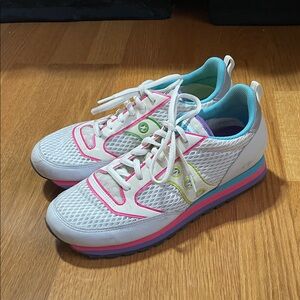 9.5 Women's saucony jazz triples White and Pink and blue shoes